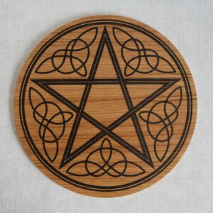 Pentagramme en bois – Motif Triquetra- 35cm