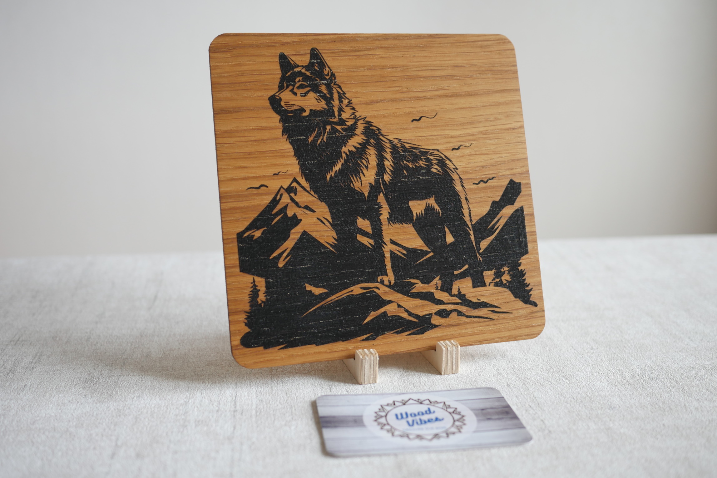 Loup et Montagnes - Gravure laser sur Chêne - Taille M – Image 2